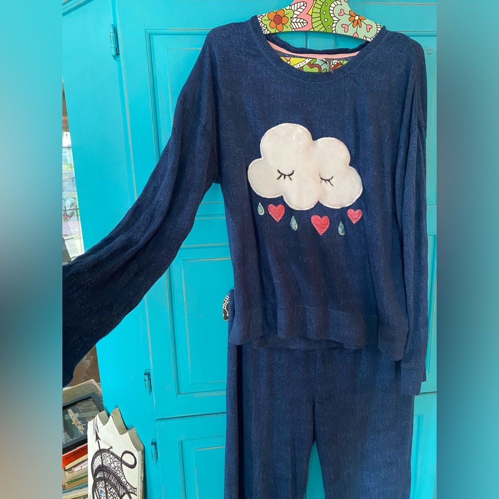 Super soft pajama set with fuzzy white cloud. NWOT sparkly fabric PJs XL